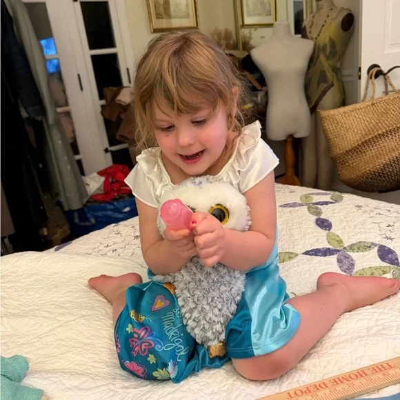 Women's Blue Cashmere V-Neck Sweater - Picture 3 of 10